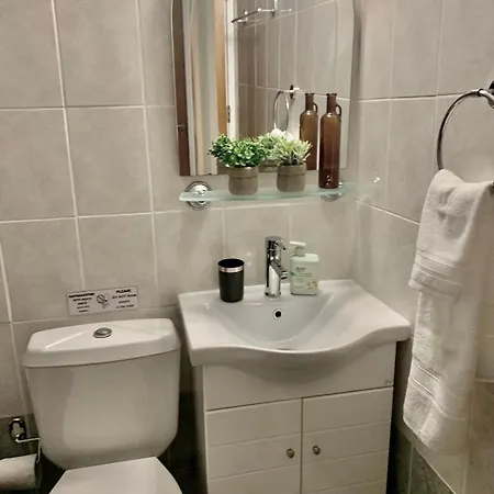 Modern 2-Bedroom Apartment With Free Parking In Central Nicosia *